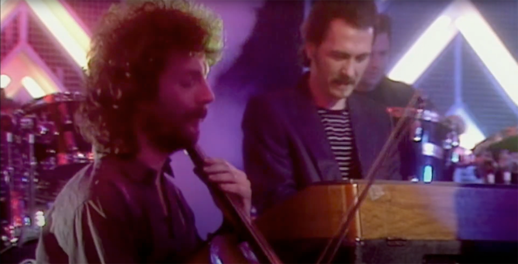Kate performs Hounds of Love on TOTP - Paddy Bush and Del Palmer