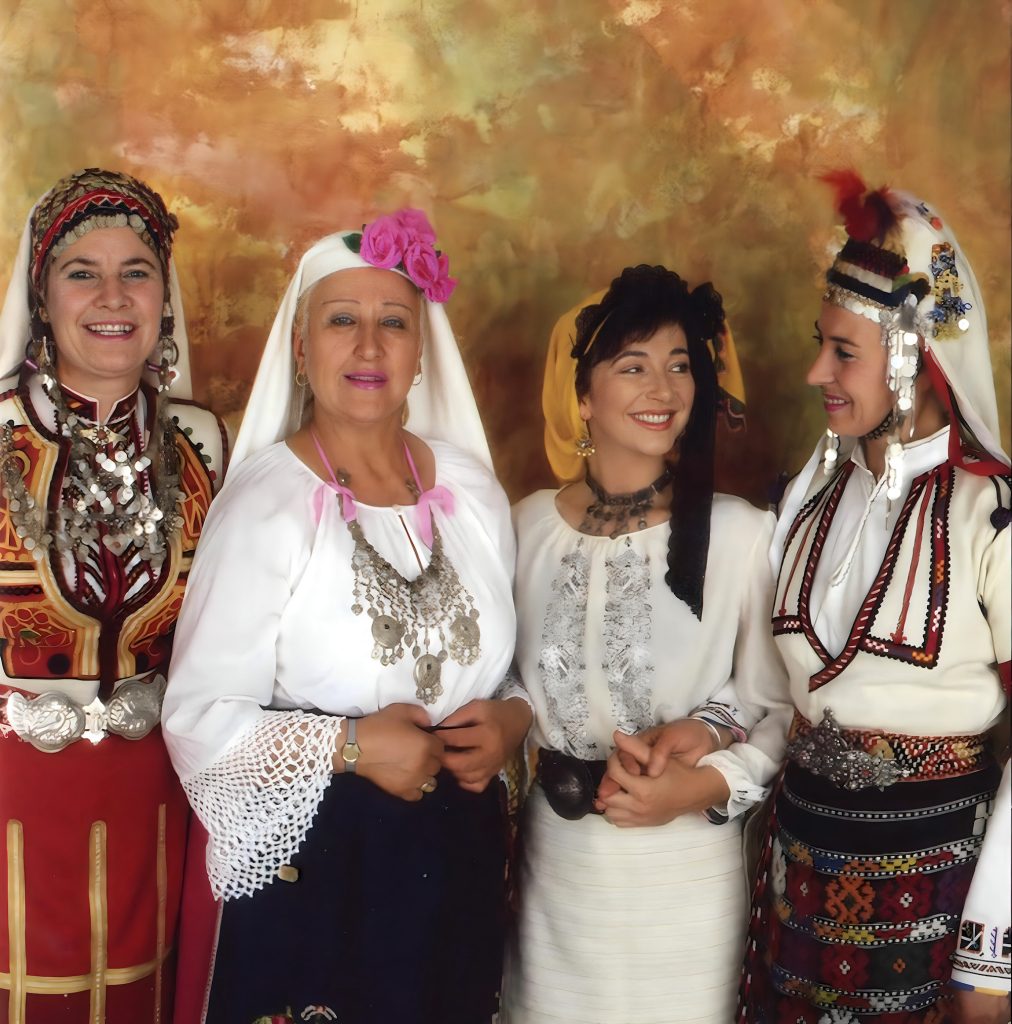 Kate with The Trio Bulgarka (1989) From left: Stoyanka Boneva, Eva Georgieva, Kate Bush and Yanka Rupkina 