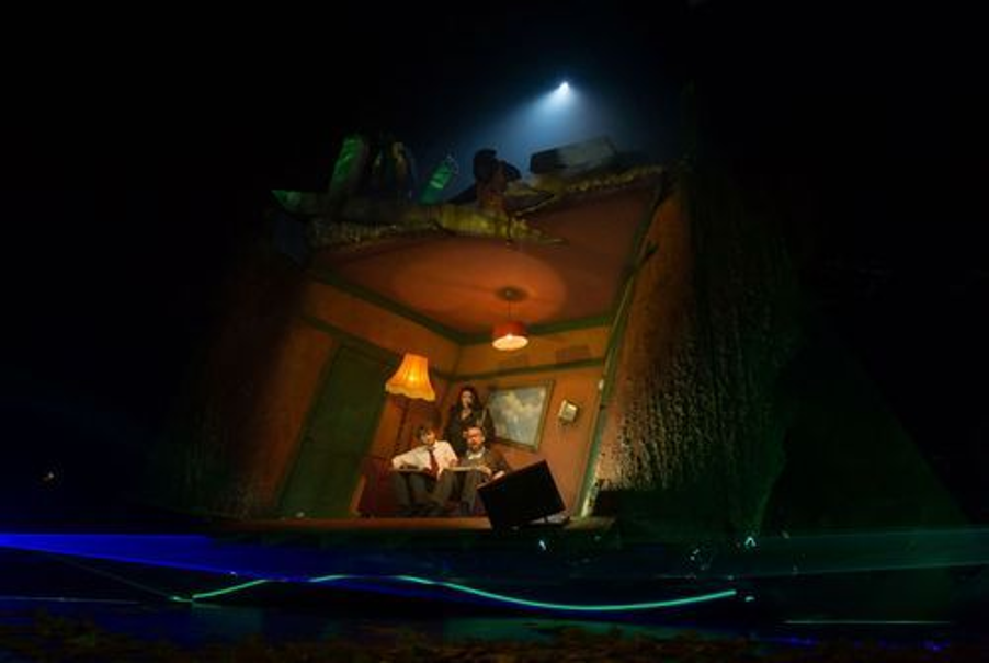 Kate appears behind her son, Albert McIntosh and actor Bob Harms in the scene.
